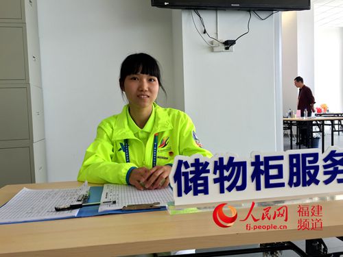 主新聞中心志願者提供貼心服務。 林長生 攝