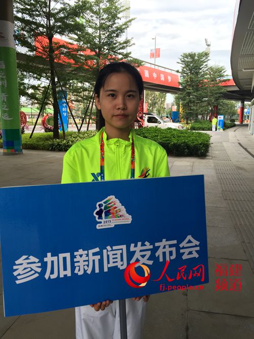 主新聞中心大學生志願者引導記者參會。 林長生 攝