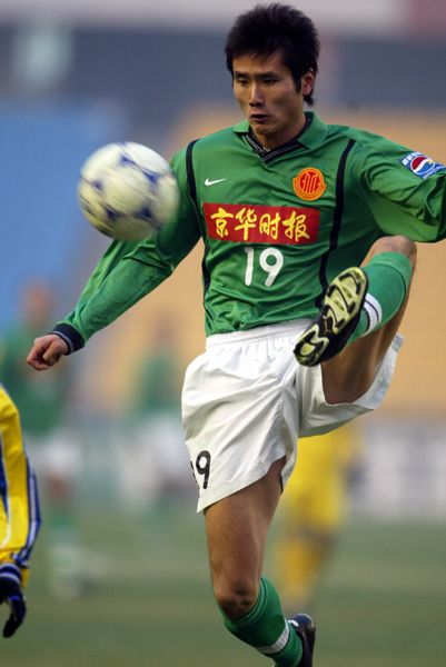 2000年，20歲的邵佳一已經是國安一隊的准主力。2003年，邵佳一被德甲勁旅慕尼黑1860隊相中，隨即以100萬歐元轉會登陸德甲。