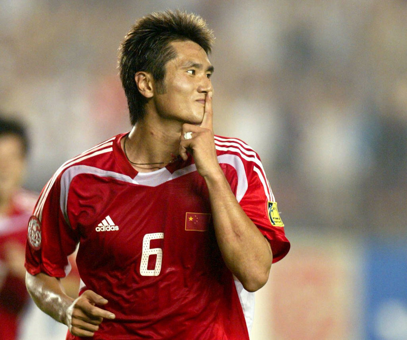2004年7月21日，2004年亞洲杯小組賽A組第二輪第二場比賽在北京工人體育場進行，中國隊主場迎戰印度尼西亞隊。經過90分鐘激戰，中國隊憑借邵佳一、郝海東、李明和李毅的進球5：0輕鬆戰勝對手。圖為邵佳一慶祝進球。
