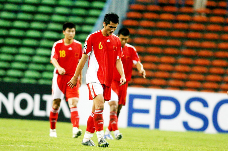 2007年7月18日，中國隊迎來亞洲杯小組賽最后一場與烏茲別克斯坦的出線生死戰。最終，中國隊0：3告負，三戰一勝一平一負，積4分慘遭淘汰，近27年首次亞洲杯小組未出線。中國男足隊員邵佳一、周海濱、韓鵬賽后十分郁悶。