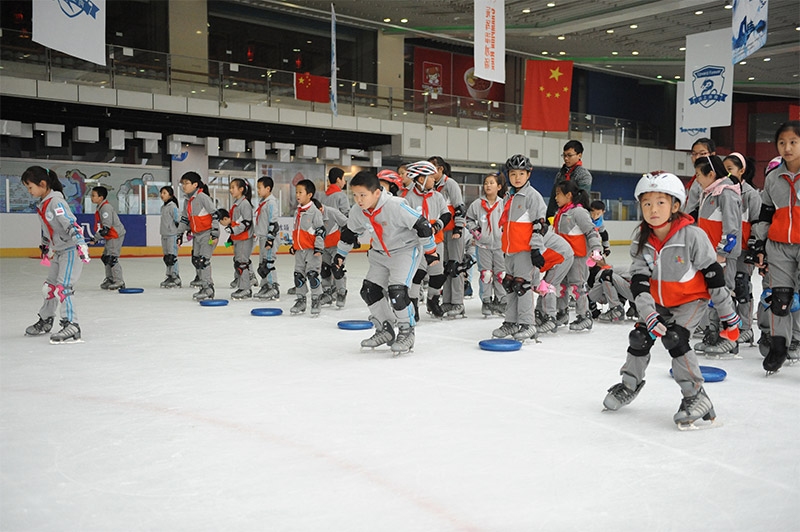 參加冬令營的小學生正在訓練