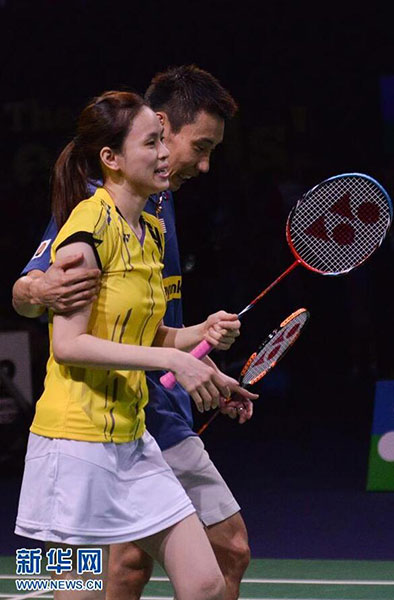 黄妙珠和李宗伟李宗伟和黄妙珠曾是马拉西亚羽坛的一哥一姐,这二人早年都曾在马拉西亚国家队训练。他们二人的恋情于2007年公布,期间虽有波折,但终于在2012年修成正果。图为2015年12月15日,李宗伟(后)在表演赛中与太太黄妙珠相拥。当日,马来西亚羽毛球名将李宗伟、丹麦金童彼得·盖德和印度尼西亚羽毛球天王陶菲克在吉隆坡参加了名为“王者之志”羽毛球表演赛。新华社发