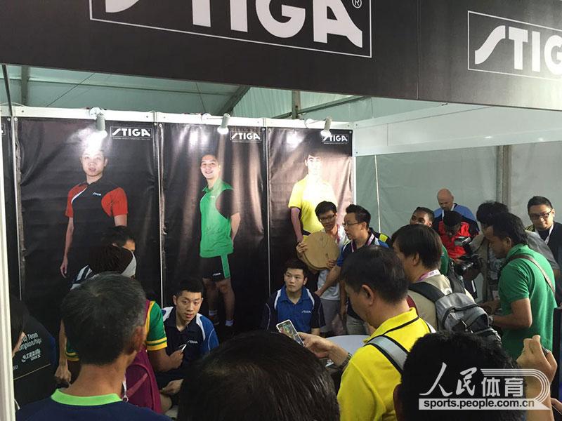 中國球員許昕和樊振東來到瑞典斯帝卡器材展位做推廣，被球迷和記者團團包圍。