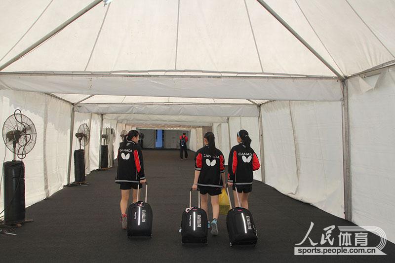 室內場館有限，就臨時搭帳篷，器材展、訓練館、非爭冠組的比賽統統安排的帳篷裡。空調不夠就加電扇，堅持到3月6后產生世乒賽冠軍就拆了。