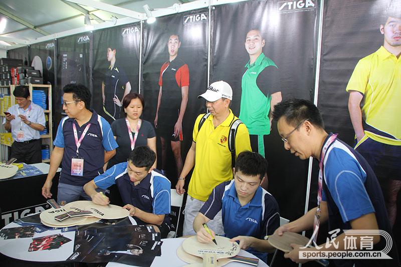 許昕樊振東簽名到手軟