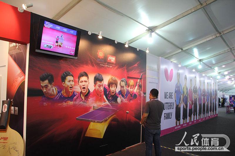 乒乓器材兩大生產商中國紅雙喜和日本蝴蝶是競爭對手，偏偏展廳緊緊相鄰，這不是叫板嗎？中國的張繼科和劉詩雯都是蝴蝶陣容的。