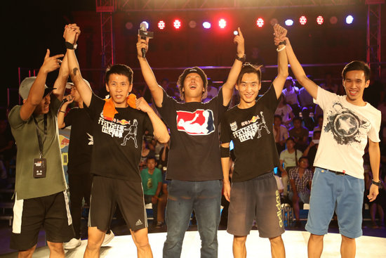 紅牛花式足球世界杯北京站晉級選手姚晨敏、劉沅鑫與三位裁判賽后合影