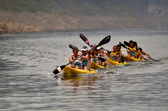 比賽選手在皮劃艇項目中