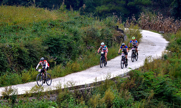 比賽選手在山地車項目中