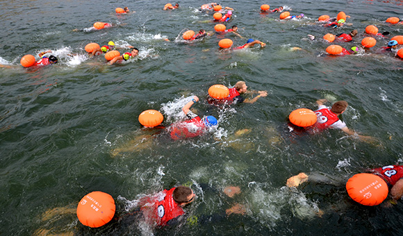 比賽選手在游泳項目中