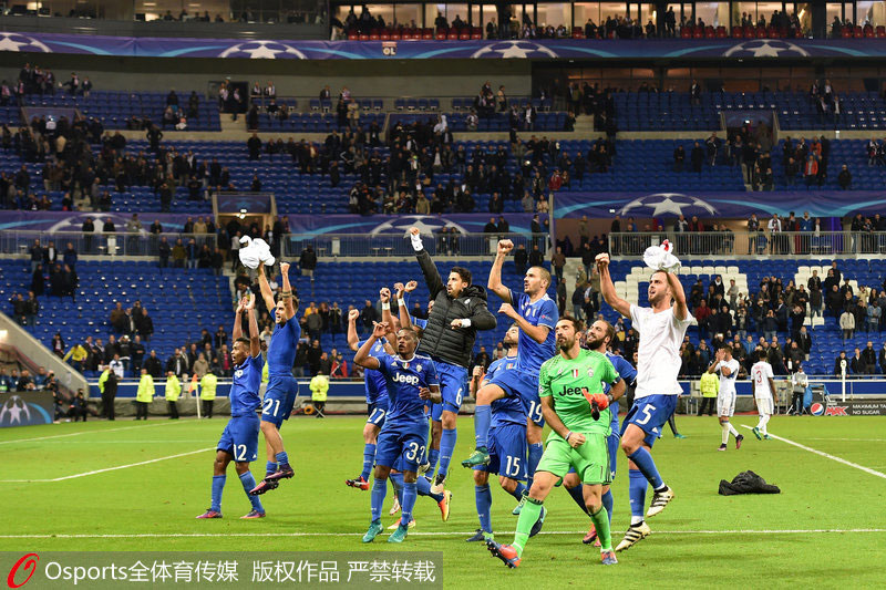 隊友們慶祝勝利