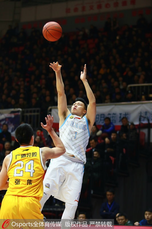 李根后仰投籃