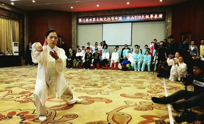 當地太極拳愛好者表演