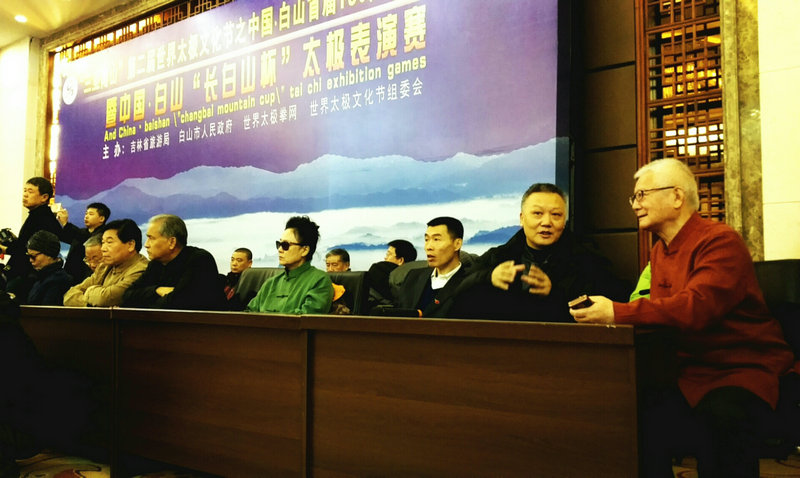 余功保（右二，著名太極文化學者，世界太極文化節組委會主任）和李學友（右一）在表演現場