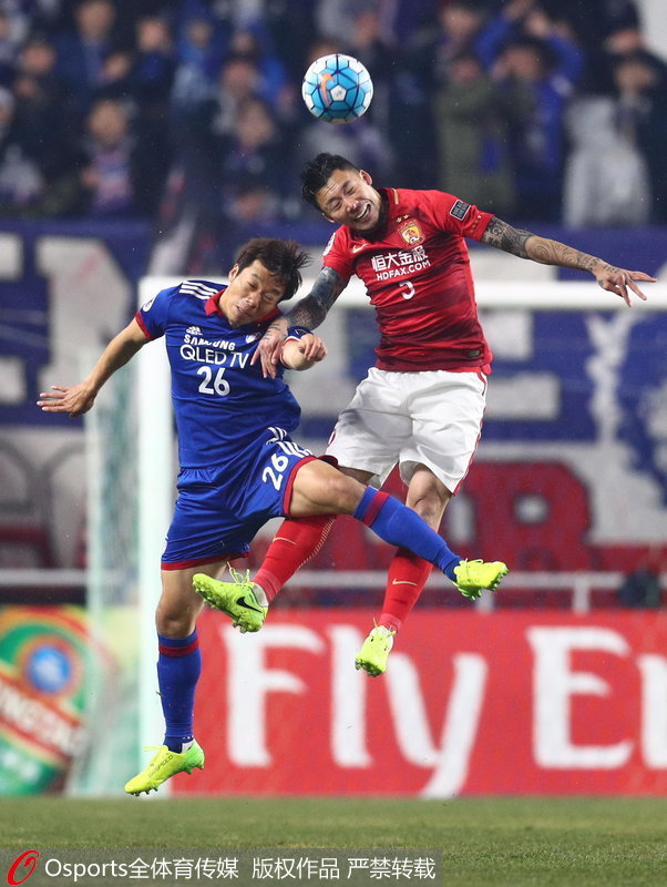 水原三星隊廉基勛和廣州恆大隊張琳芃爭頂頭球