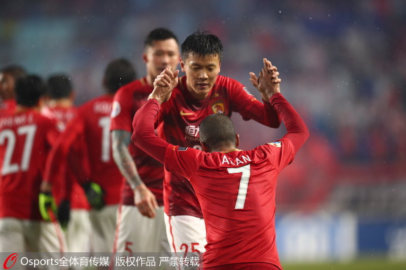 廣州恆大隊外援阿蘭與鄒正慶祝進球
