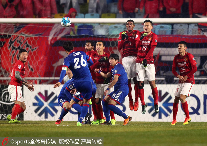 水原三星隊員廉基勛主罰任意球