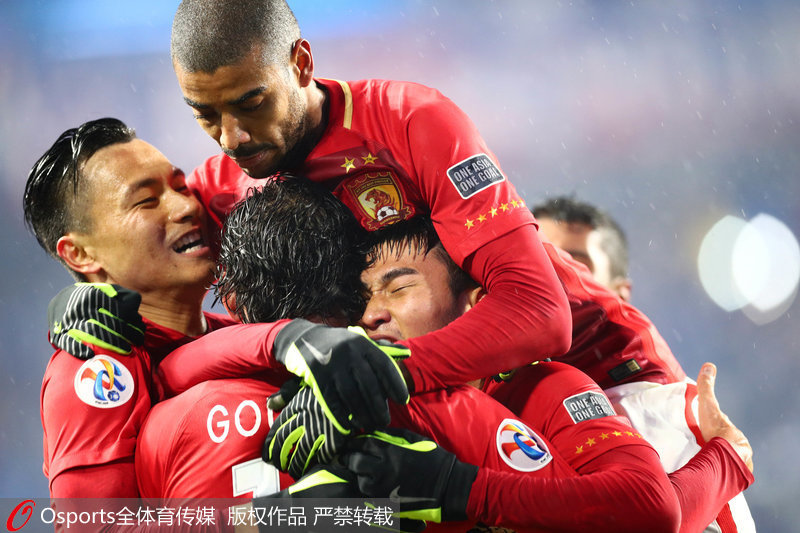 廣州恆大隊員擁抱一起慶祝