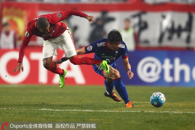 廣州恆大隊外援阿蘭與對手對抗