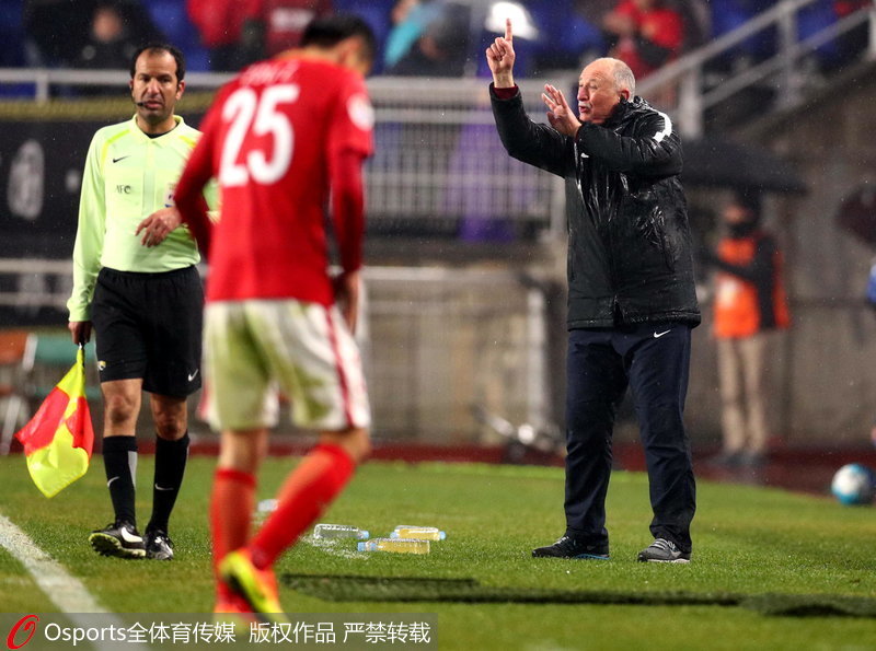  廣州恆大隊主教練斯科拉裡在場下指揮