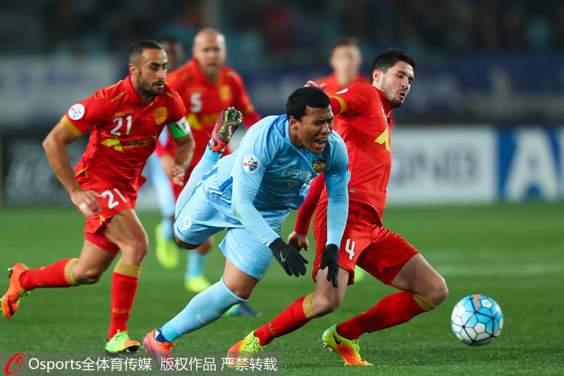 阿德萊德隊麥克格文防守江蘇蘇寧隊外援馬丁內斯