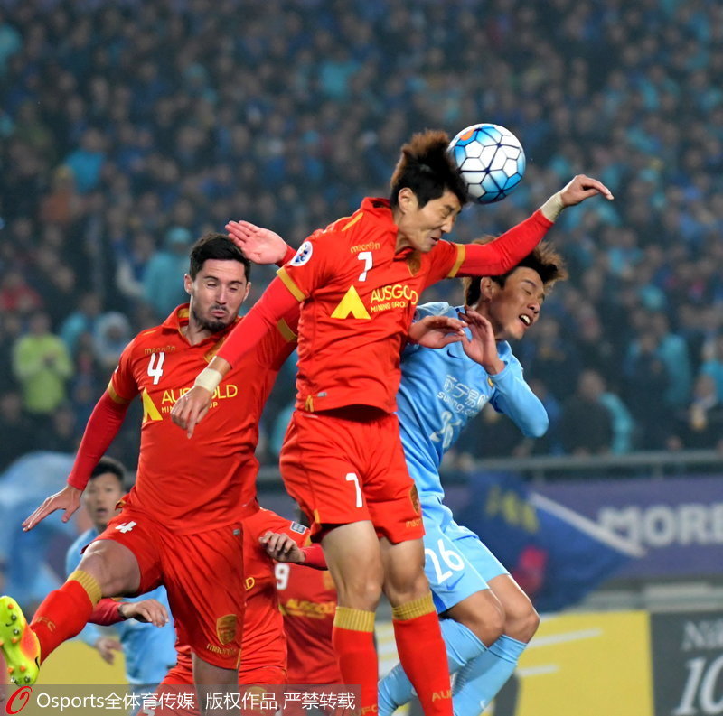 阿德萊德金在成與蘇寧洪正好爭頂頭球