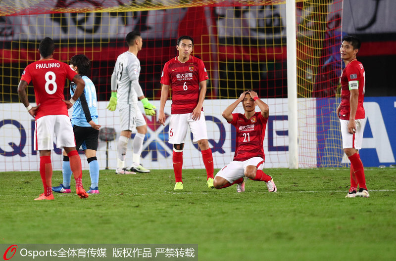 裁判補時階段判罰點球，恆大球員有點懵