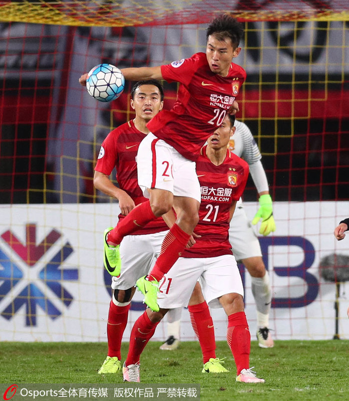 恆大球員於漢超補時階段在禁區手球