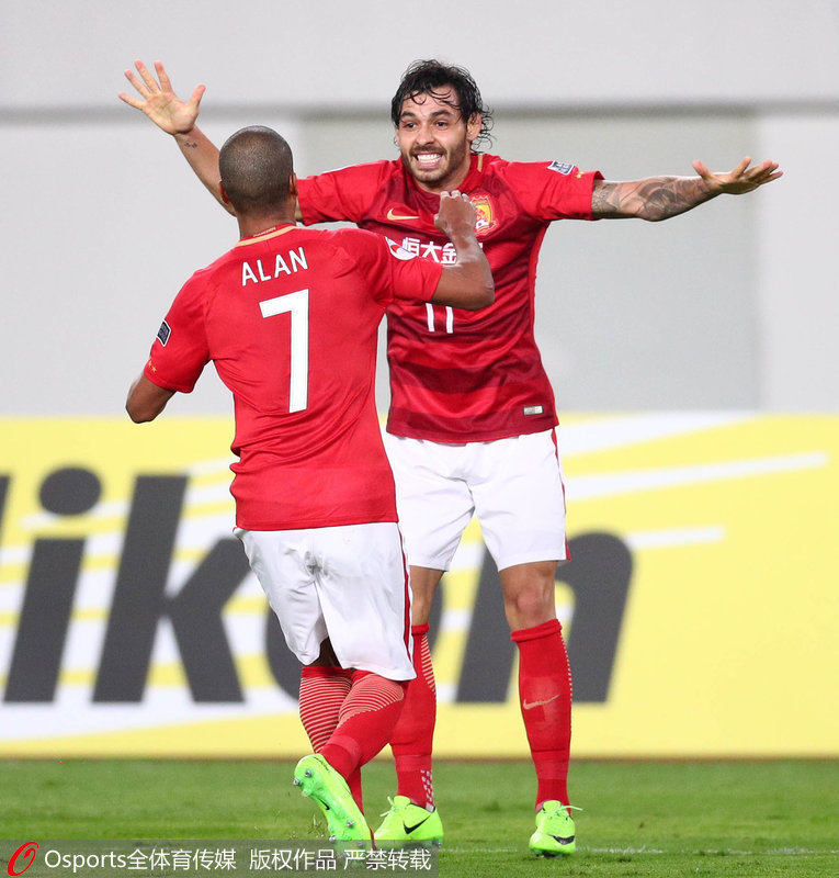廣州恆大隊外援高拉特與外援阿蘭慶祝進球
