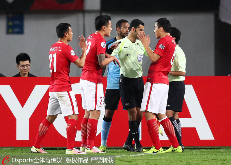 裁判判罰點球，恆大球員圍堵裁判理論