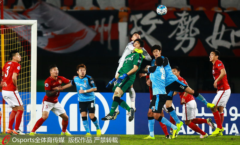 川崎前鋒門將沖到恆大禁區頭球，曾誠憤力扑擊
