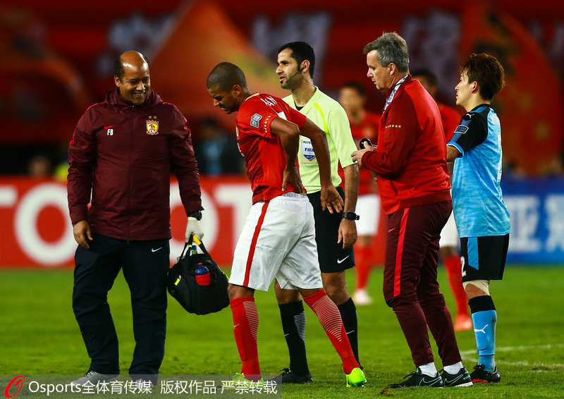 恆大阿蘭在比賽中撞到腰部