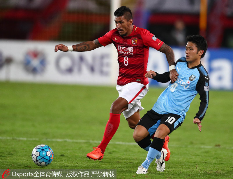 恆大保利尼奧帶球突破，川崎大島僚太奮力防守