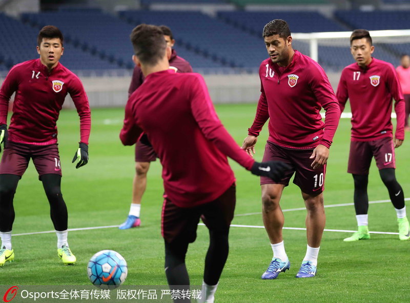 隊員們進行短傳訓練