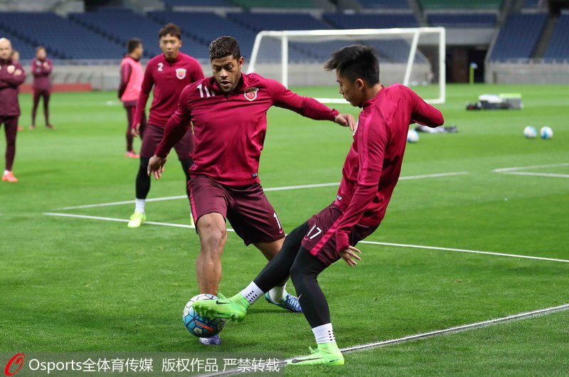 在對陣魯能的比賽中傷退的胡爾克參加訓練