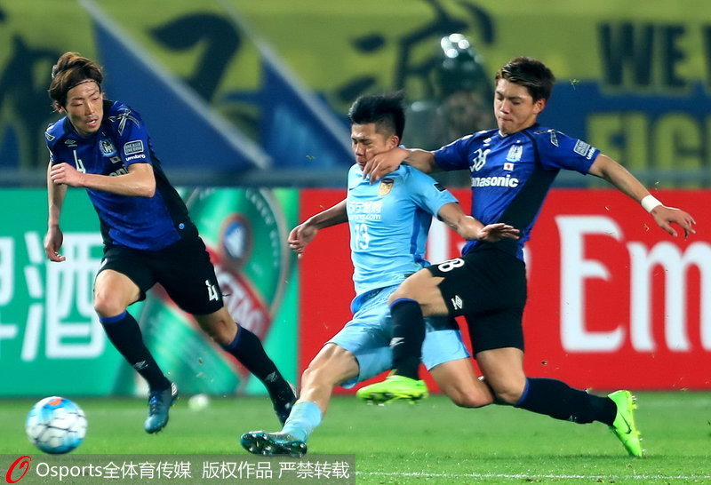 江蘇蘇寧隊陶源帶球遭到鋼巴球員凶猛逼搶