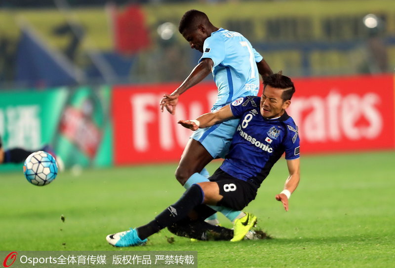 大阪鋼巴隊井手口陽介鏟球防守江蘇蘇寧隊外援拉米雷斯