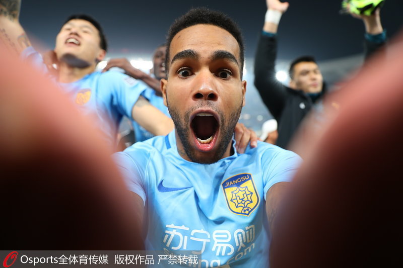 江蘇蘇寧外援特謝拉搞怪慶祝球隊勝利