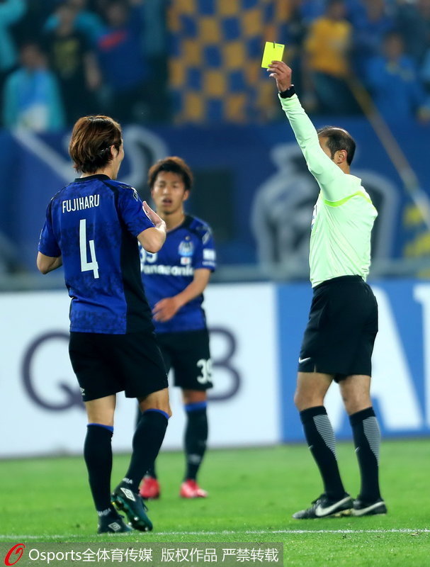 主裁判向大阪鋼巴隊藤春廣輝出示黃牌