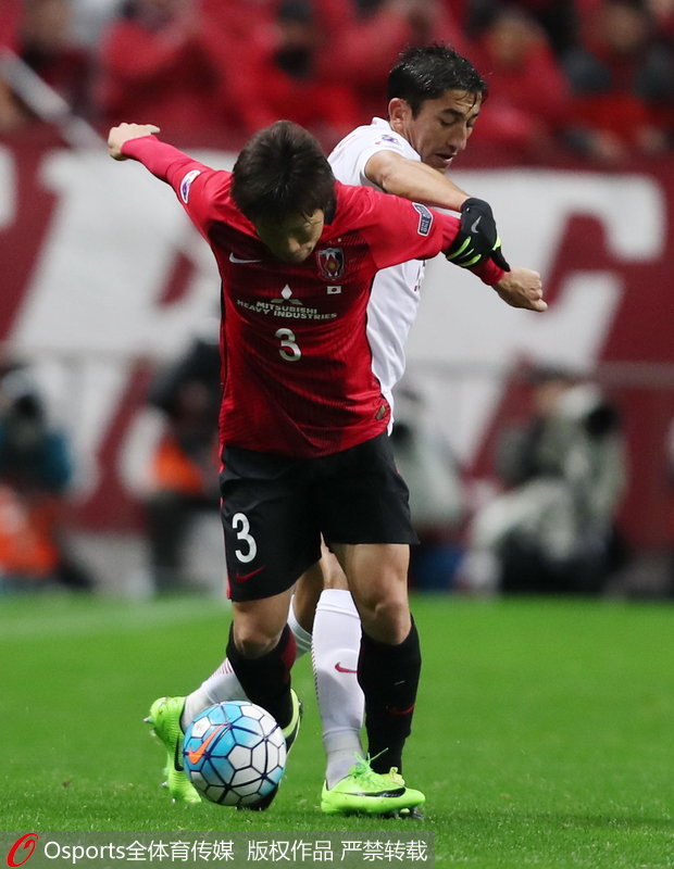上海上港隊艾哈邁多夫與浦紅鑽隊宇賀神友彌激烈拼搶