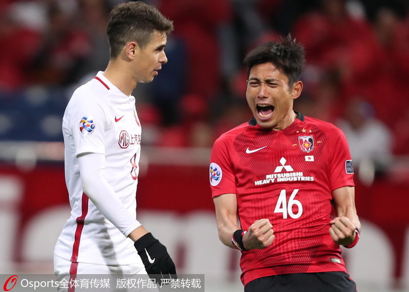 上海上港隊外援奧斯卡罰失第二粒點球神情沮喪，浦和紅鑽隊森脅良太握拳慶祝