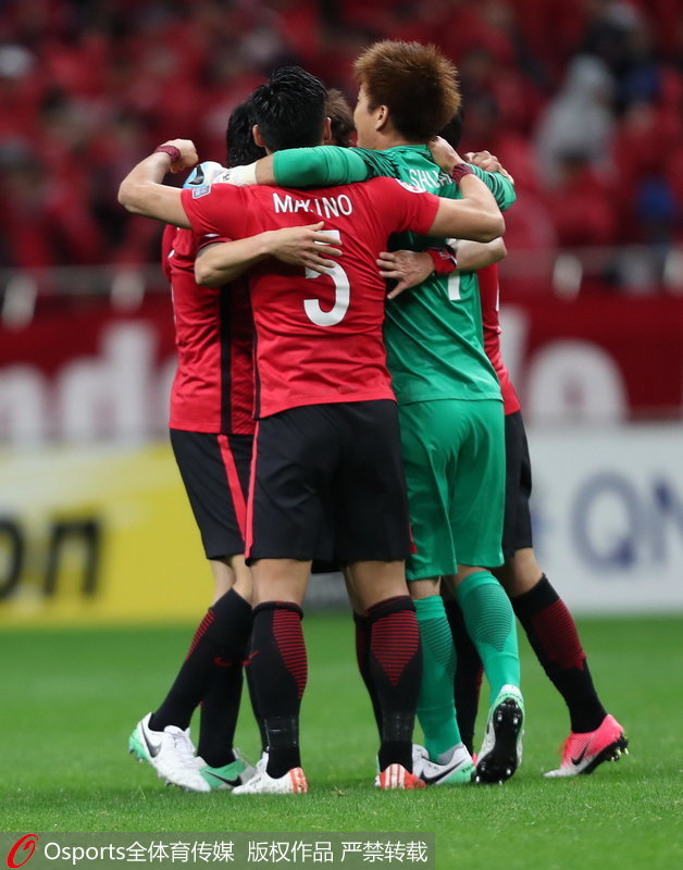 浦和紅鑽隊守門員西川周作扑出上海上港隊外援奧斯卡主罰的點球隊友上前慶祝