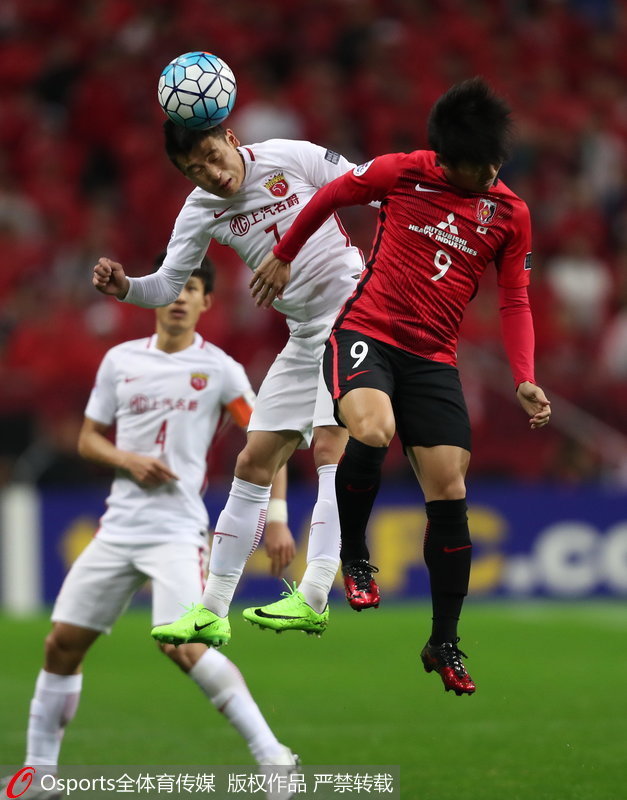 上海上港隊武磊與浦和紅鑽隊武藤雄樹爭頂頭球