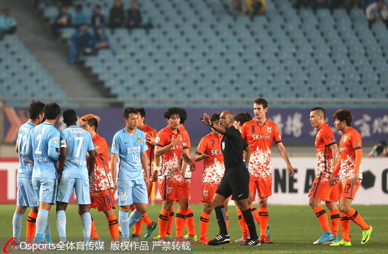 江蘇蘇寧隊高天意與裁判員交談