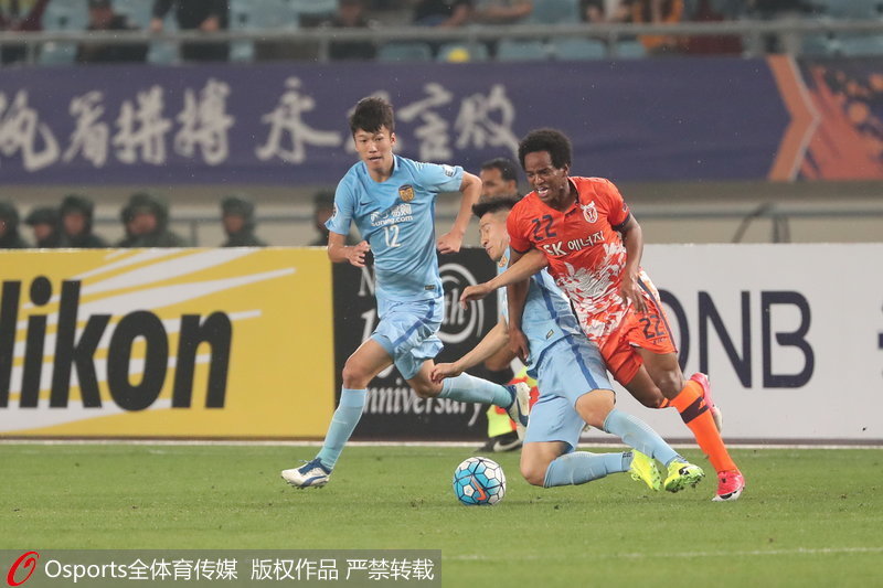 江蘇蘇寧隊楊笑天防守濟州聯隊外援馬格諾