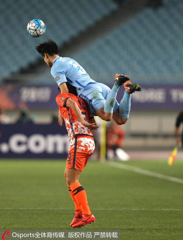 江蘇蘇寧隊周雲、濟州聯隊陳成昱拼搶