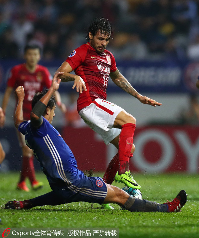 高拉特對面凶狠拼搶