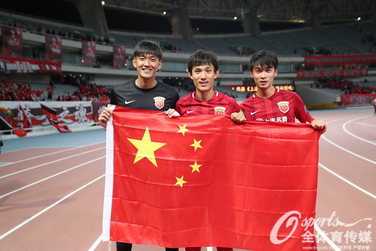 2017年4月26日，2017年亞冠聯賽小組賽F組：上海上港主場4:2擊敗首爾FC挺進亞冠16強，賽后球員身披五星紅旗謝場。