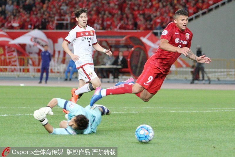 埃爾克森被對方門將扑倒